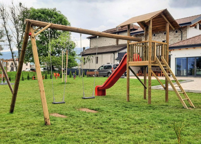 Holzspielger&auml;t mit zwei Schaukeln und Kletterturm